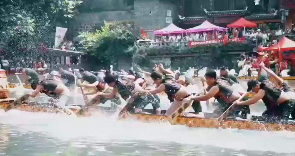 鳳凰龍舟比賽，友情與陪伴的溫馨水上之旅